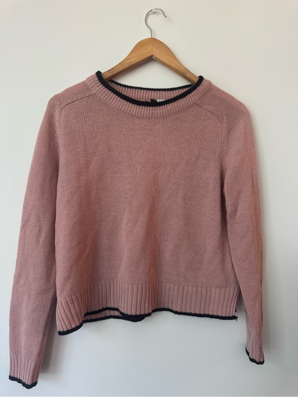 H&M Divided Dusty Pink Knit Sweater Contrast Black Trim Tipping Size M